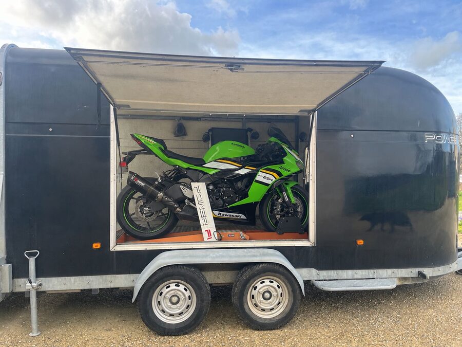 Banc de puissance moto mobile installé dans sa remorque, Kawasaki Ninja prête pour la mesure