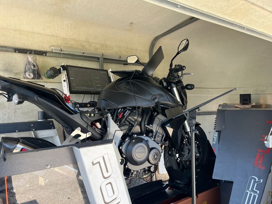 Moto sur banc de puissance avec relevé des mesures à l'écran